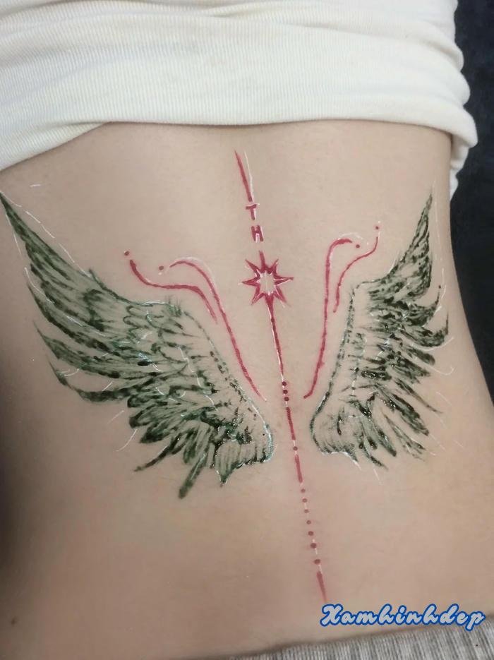 hình xăm đôi cánh nổi bật.
