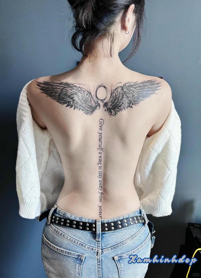 hình xăm đôi cánh thu hút.