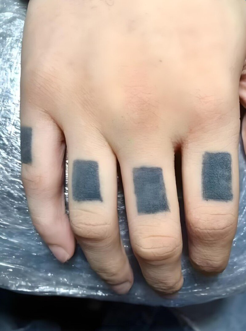 hình xăm đơn giản trên ngón tay cho nam