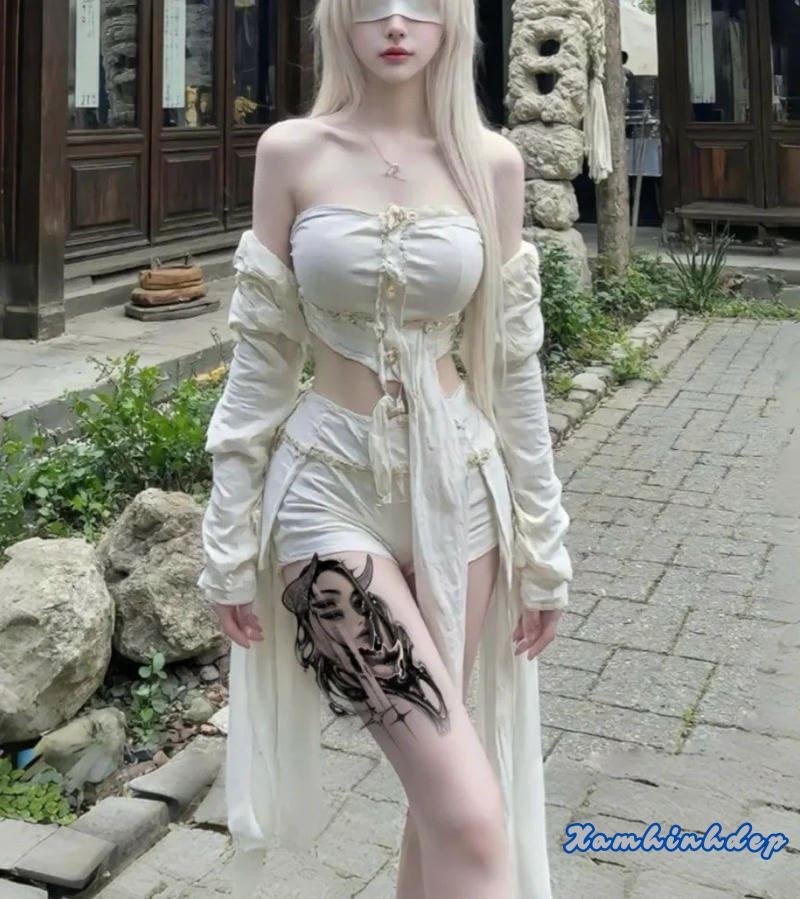 hình xăm đùi phong cách mạnh.