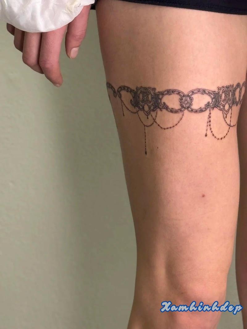 hình xăm đùi thể hiện cá tính.