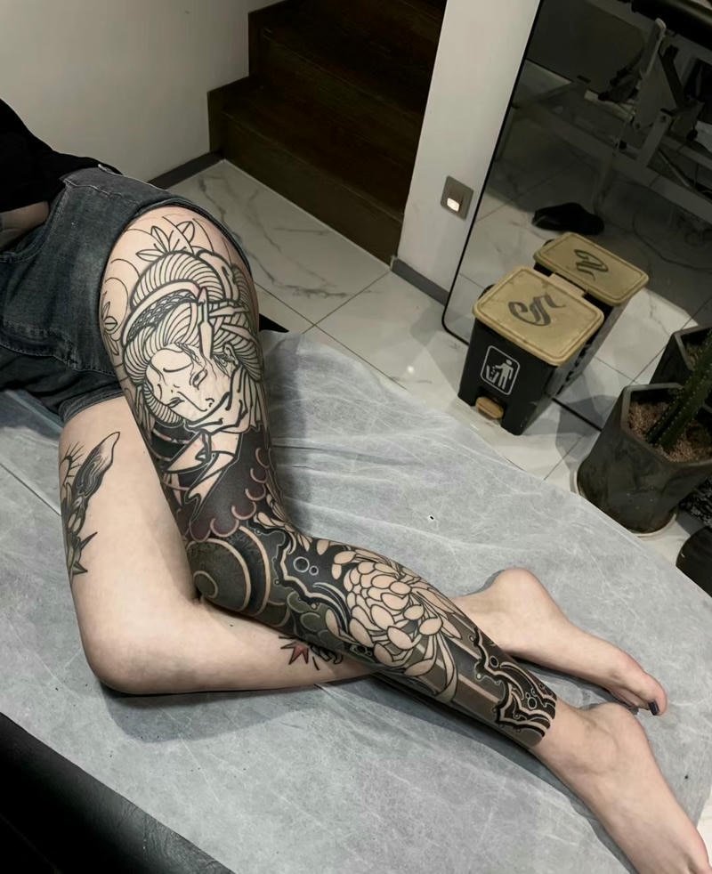 hình xăm full chân nữ chất