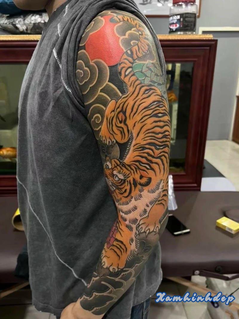 hình xăm hổ cá tính mạnh.