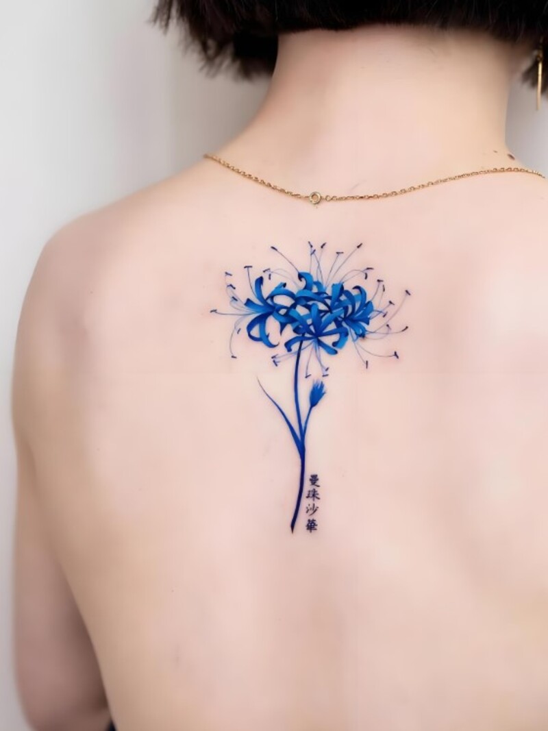 hình xăm hoa bỉ ngạn màu xanh cho nữ
