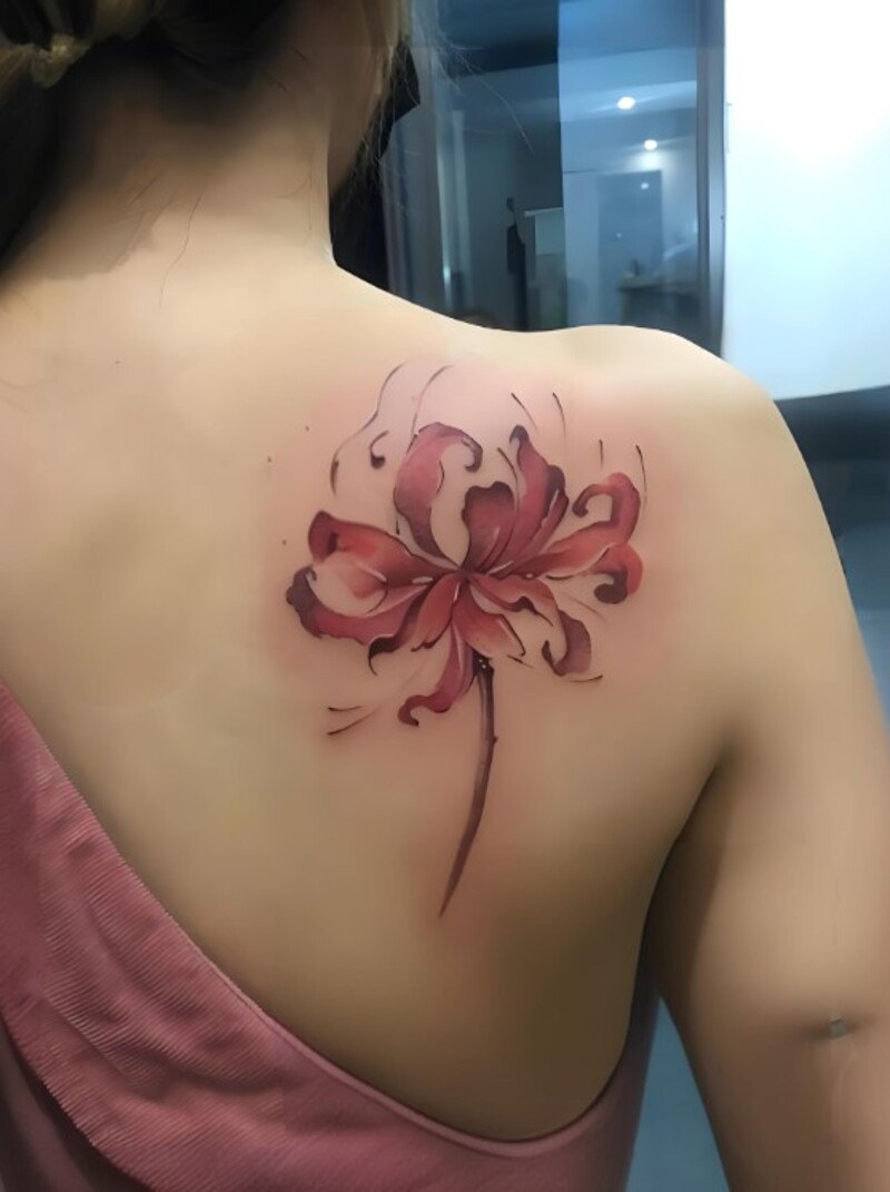 hình xăm hoa bỉ ngạn sau lưng cho nữ