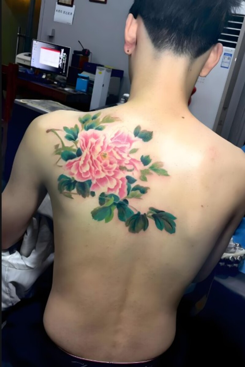 hình xăm hoa mẫu đơn cho nam mệnh kim