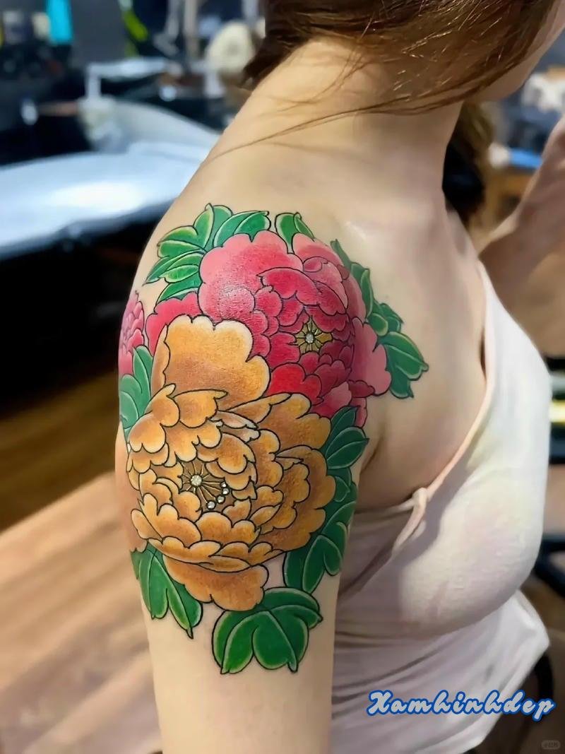 hình xăm hoa mẫu đơn cho nữ mềm mại tự nhiên.