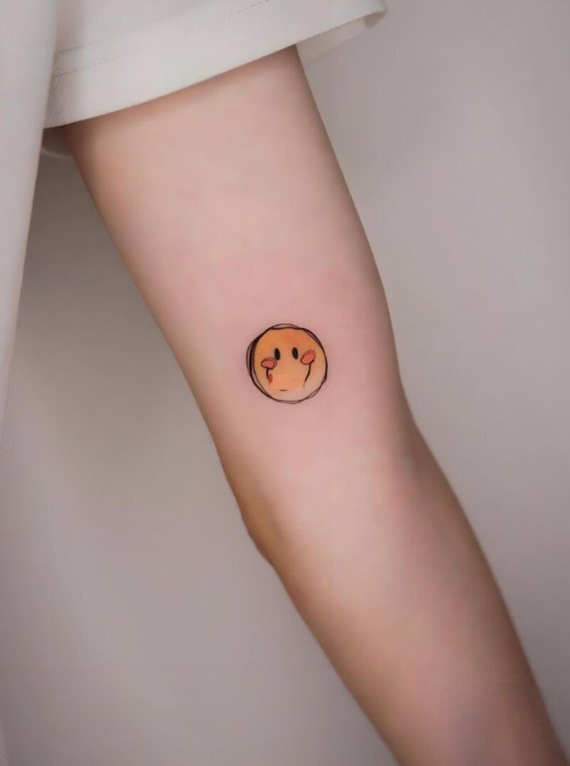 hình xăm icon mặt cười cho nữ đẹp