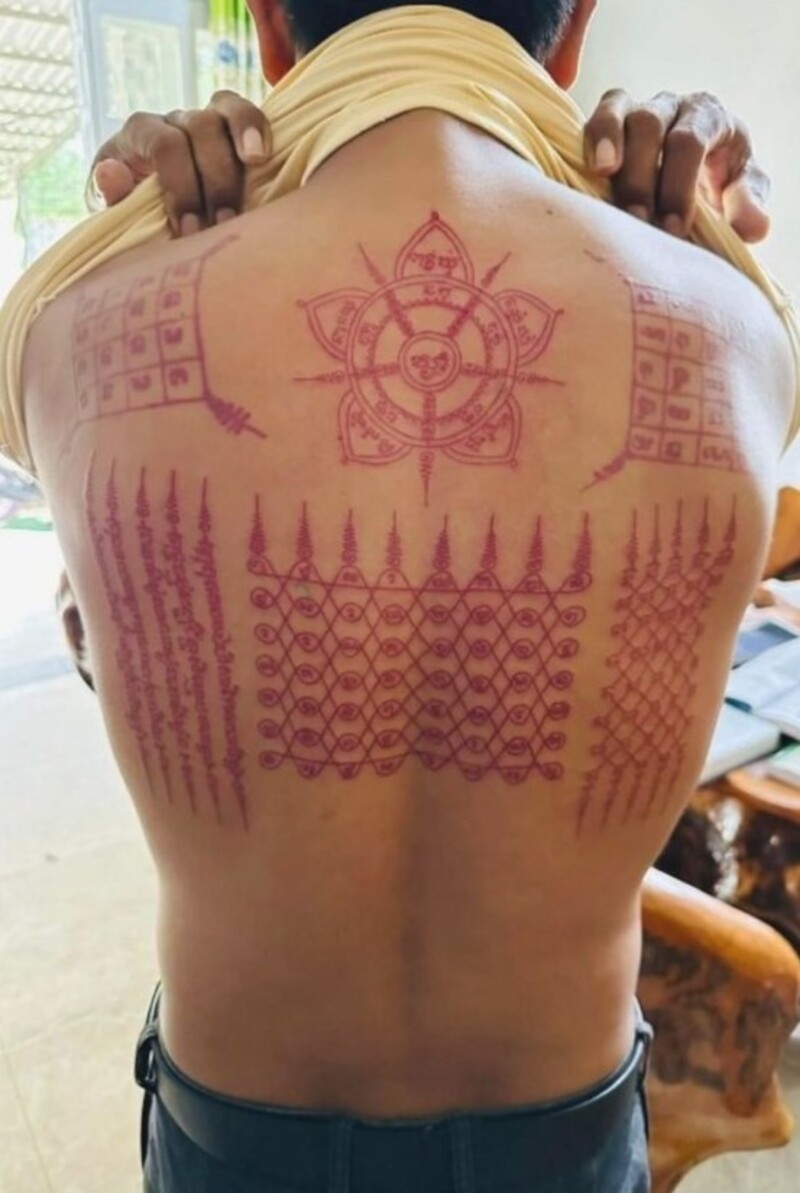 hình xăm khmer chữ đỏ cho nam