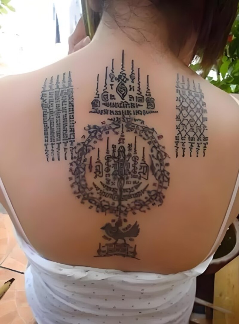 hình xăm khmer ở lưng cho nữ