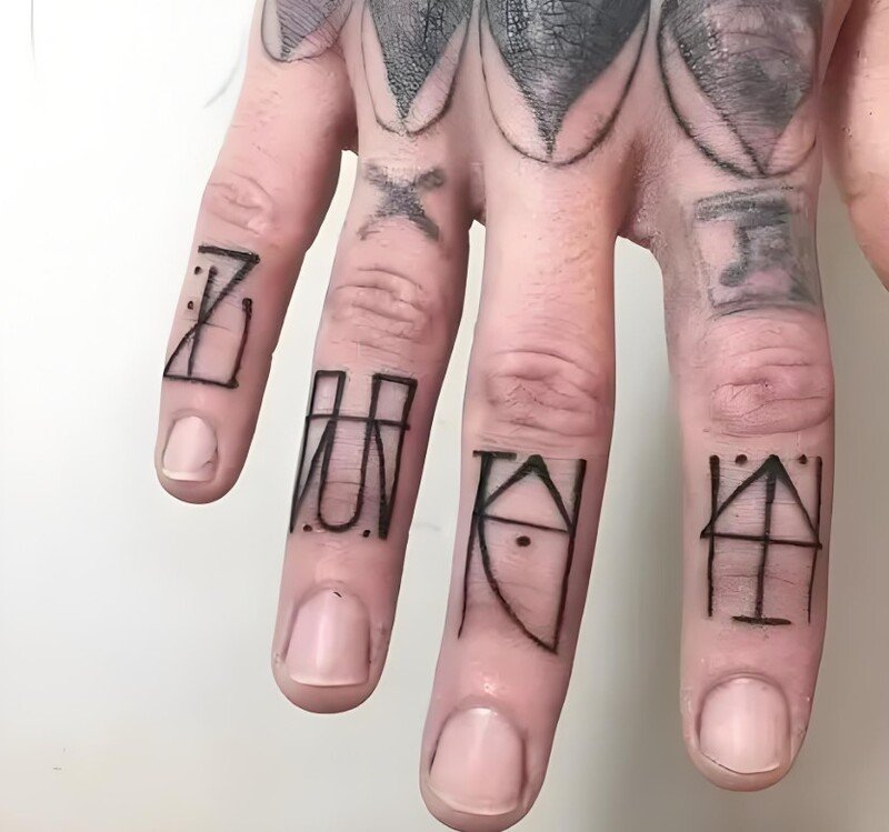 hình xăm ký hiệu trên ngón tay cho nam