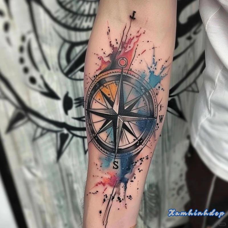 hình xăm la bàn sắc nét.