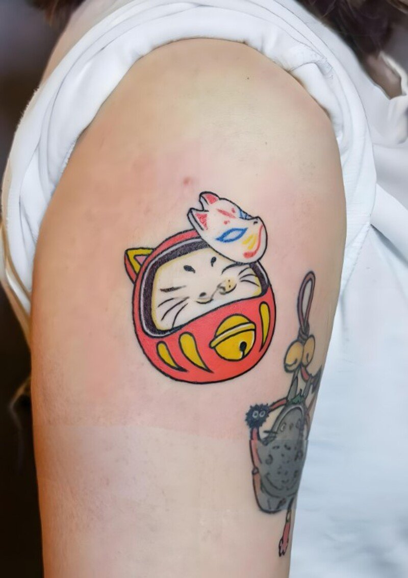 hình xăm lật đật daruma nhỏ xinh cho nữ