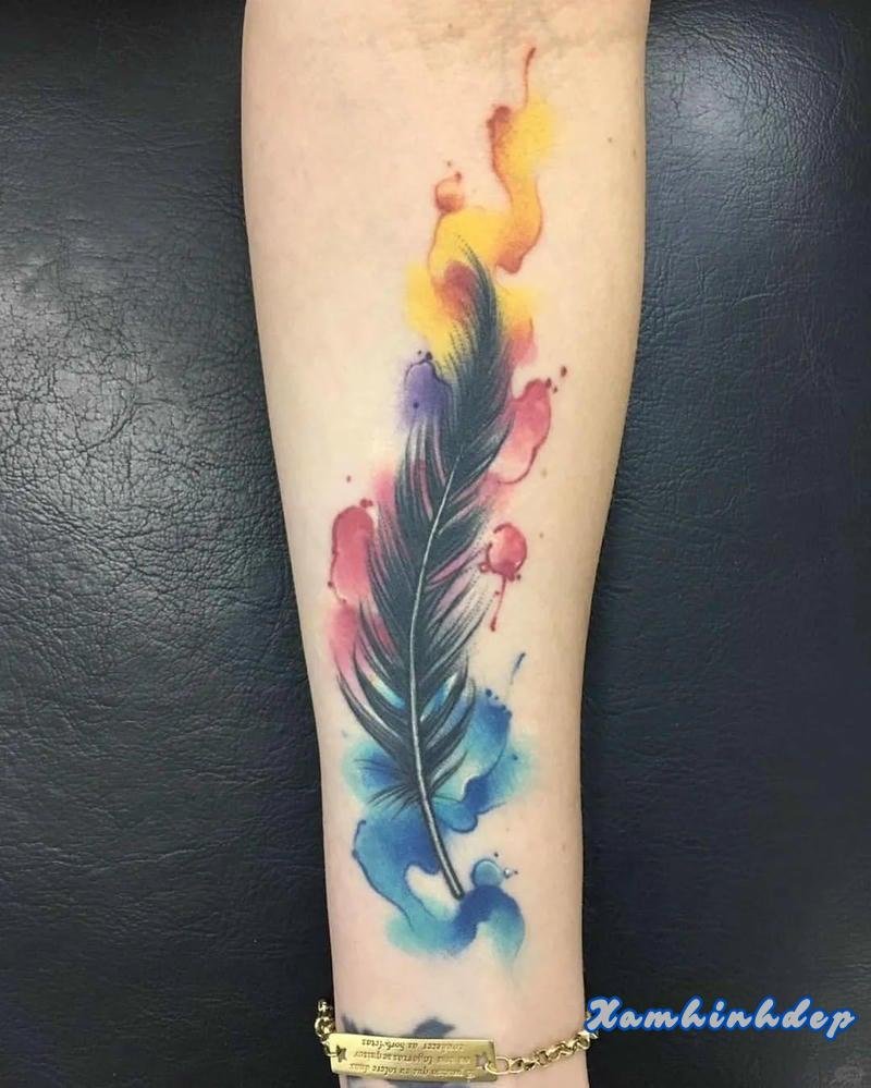 hình xăm lông vũ nổi bật.