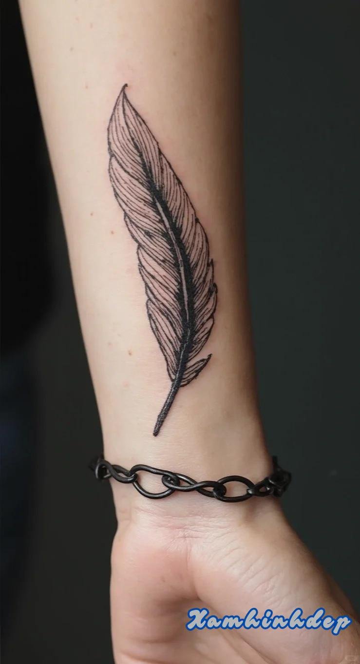 hình xăm lông vũ sắc nét.