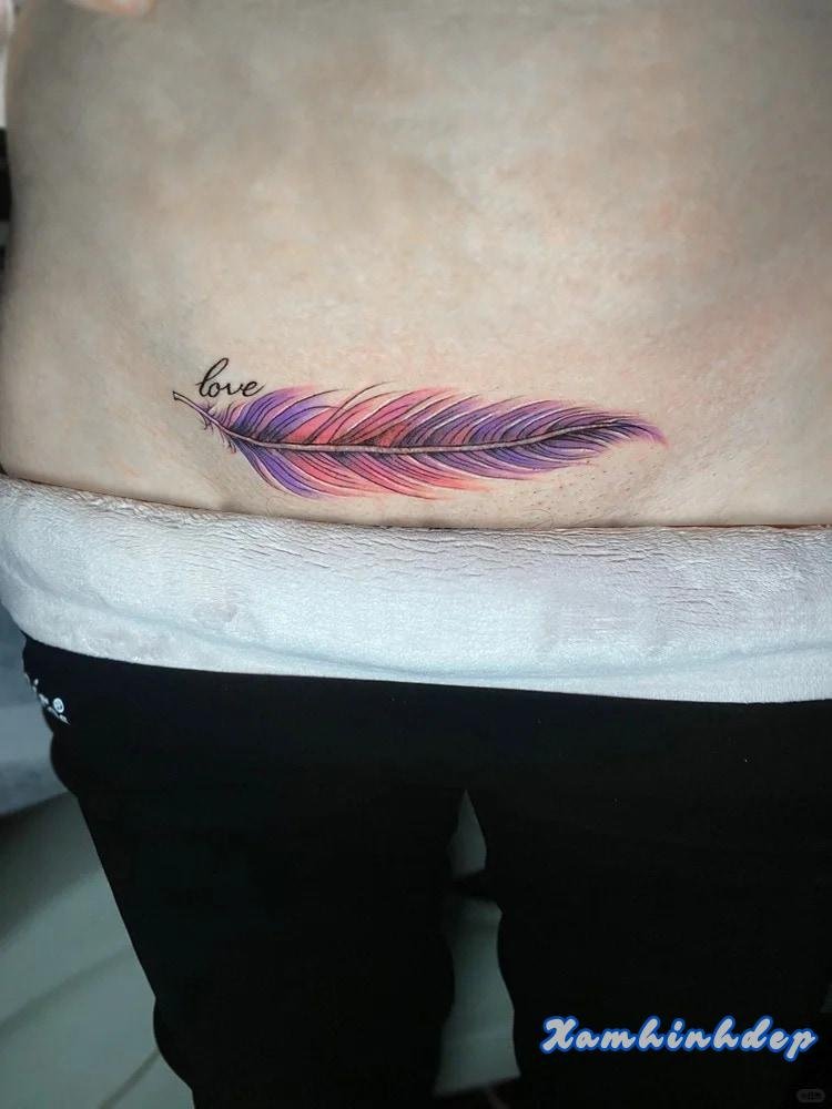 hình xăm lông vũ thu hút.