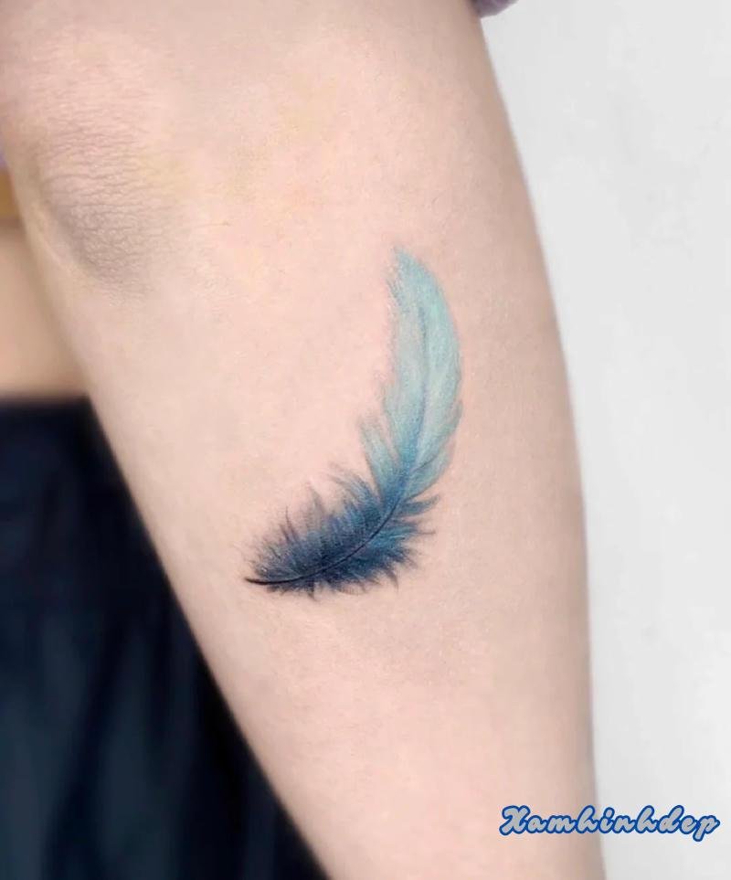 hình xăm lông vũ tinh xảo.