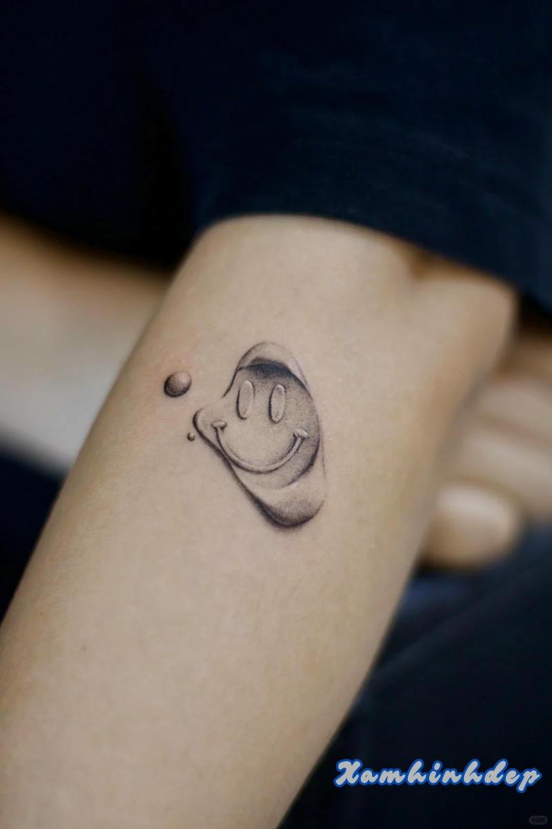 hình xăm mặt cười ấn tượng.