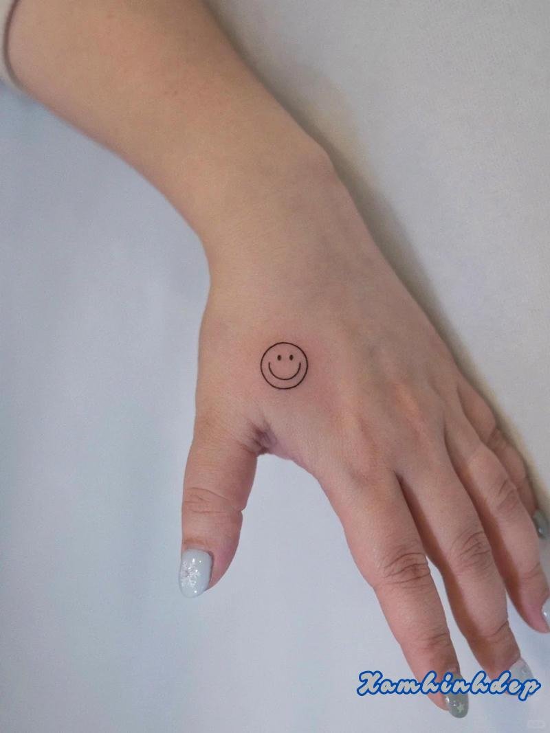 hình xăm mặt cười cá tính.