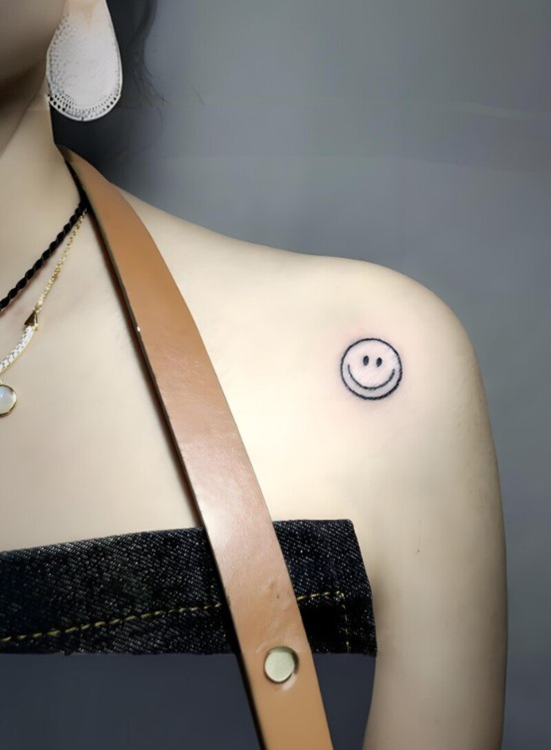 hình xăm mặt cười cute cho nữ