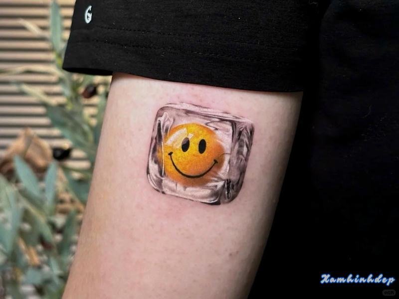 hình xăm mặt cười độc đáo.