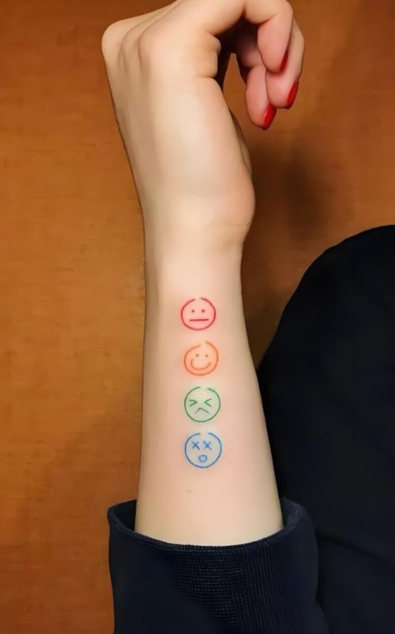 hình xăm mặt cười mini cho nữ