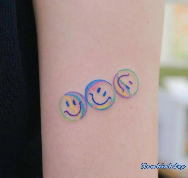 hình xăm mặt cười nổi bật.