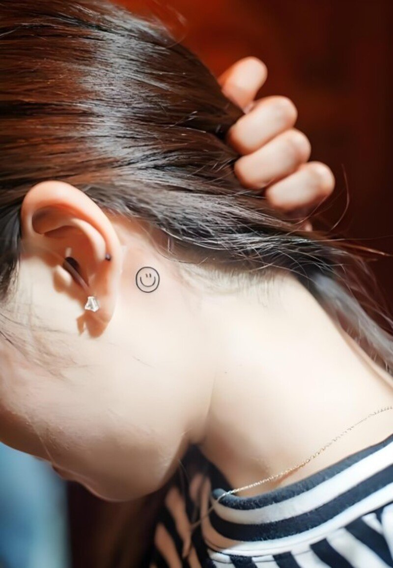hình xăm mặt cười ở cổ cho nữ