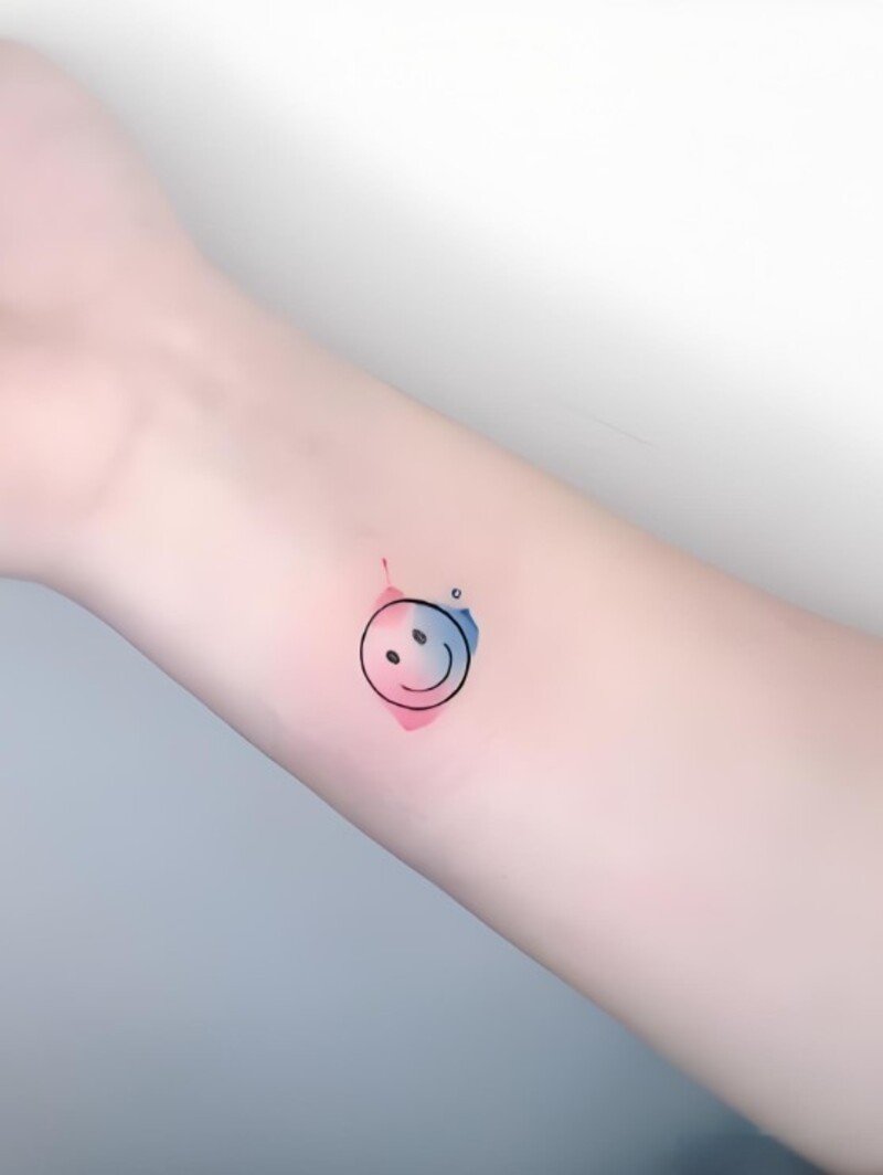 hình xăm mặt cười sáng tạo cho nữ