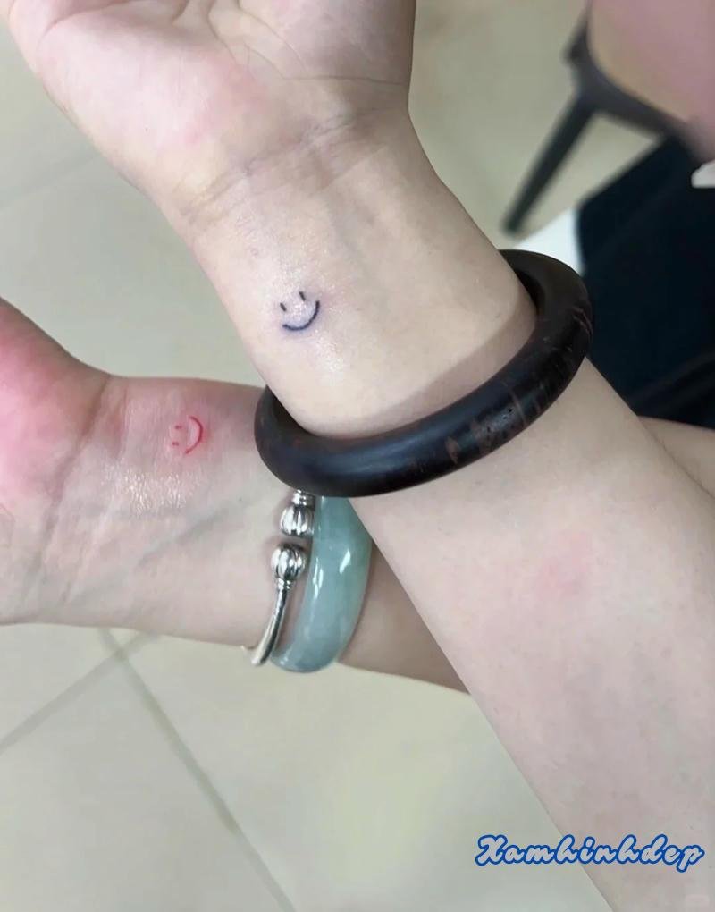 hình xăm mặt cười thu hút.