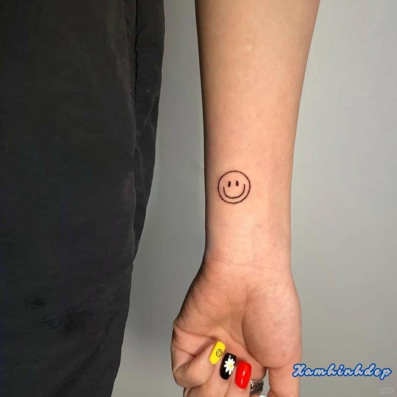 hình xăm mặt cười tinh xảo.