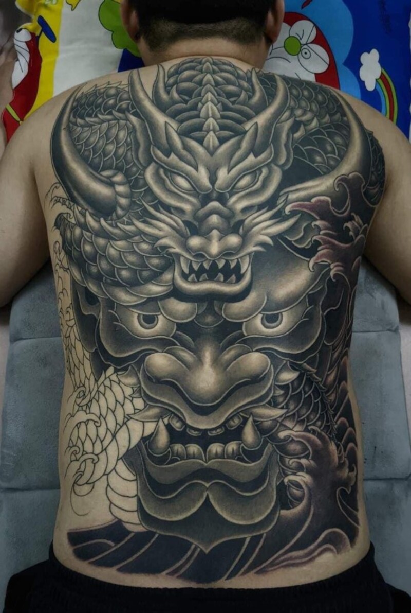 hình xăm mặt quỷ kín lưng cho nam