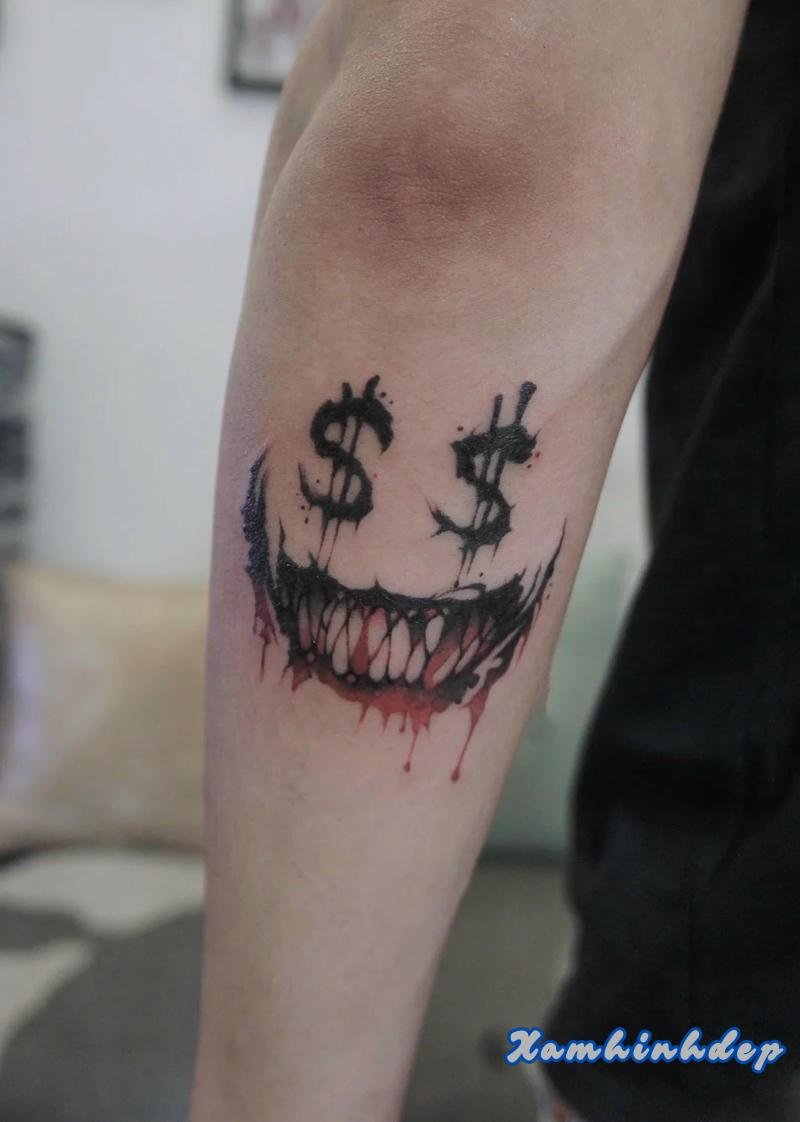 hình xăm mặt quỷ mạnh mẽ.