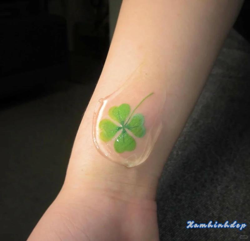 hình xăm may mắn sắc nét.