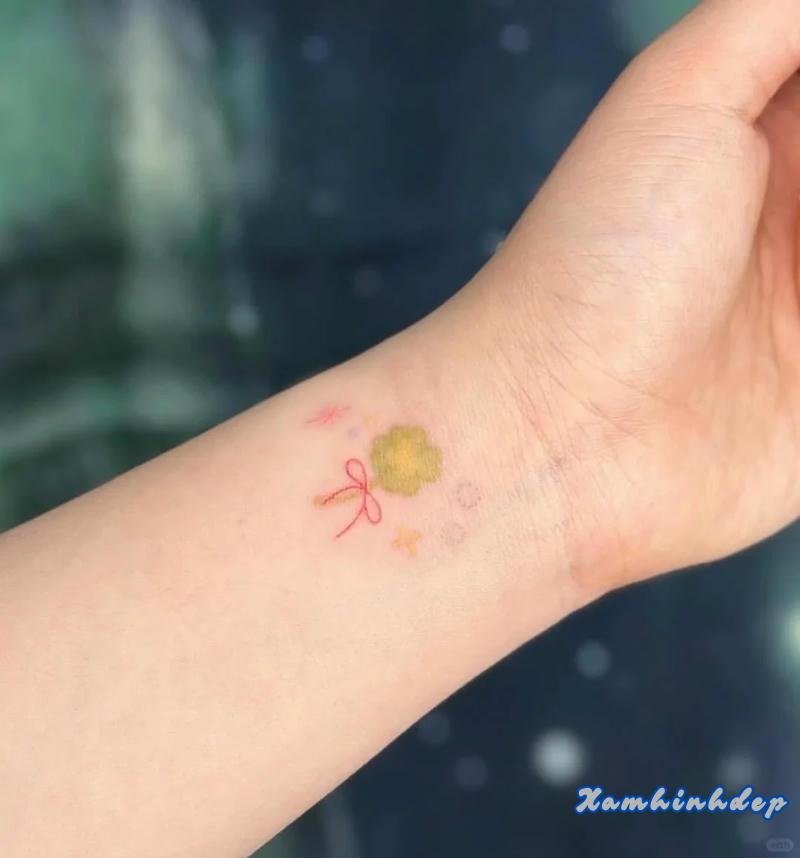 hình xăm may mắn tinh xảo.