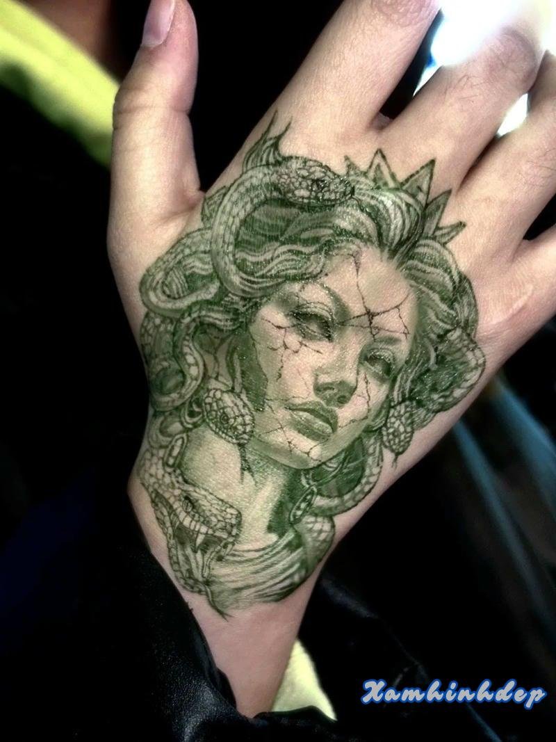 hình xăm medusa cá tính.