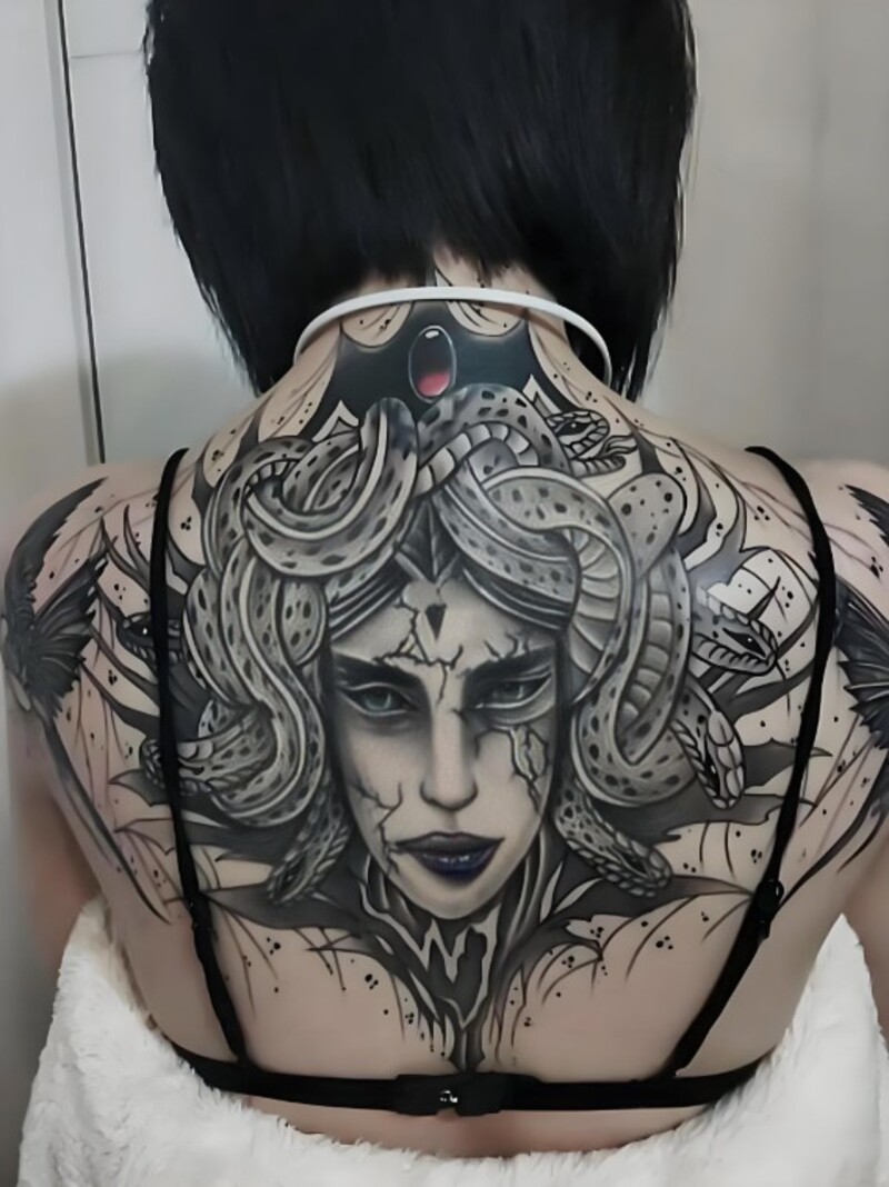 hình xăm medusa kín lưng cho nữ