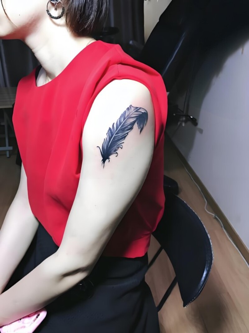 hình xăm mini lông vũ cho nữ