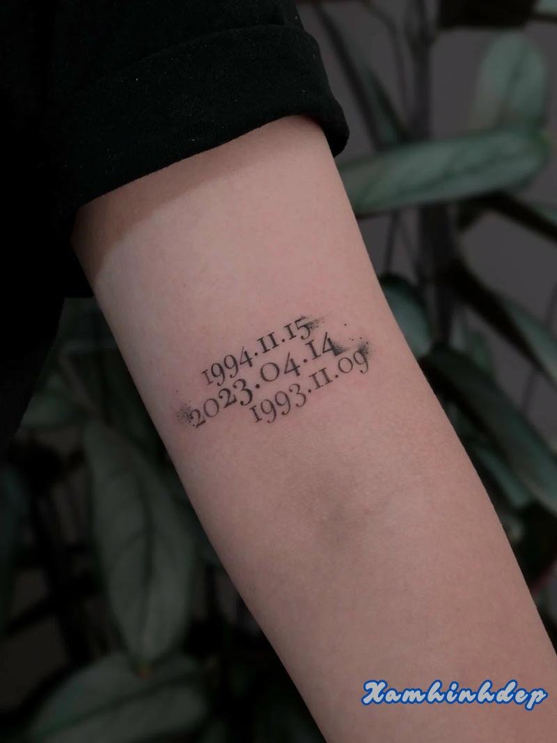 hình xăm ngày sinh nghệ thuật.
