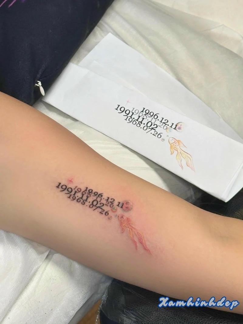 hình xăm ngày sinh thu hút.