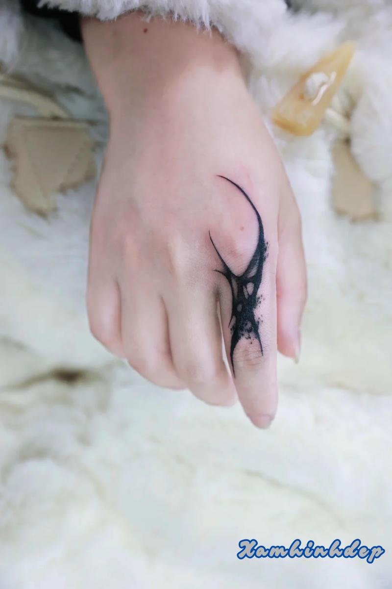 hình xăm ngón tay ấn tượng.