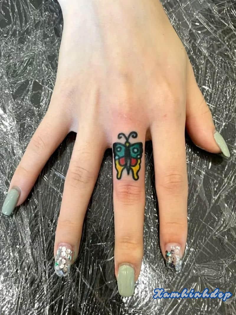 hình xăm ngón tay cá tính.