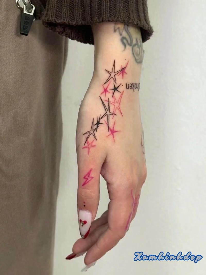 hình xăm ngón tay độc đáo.