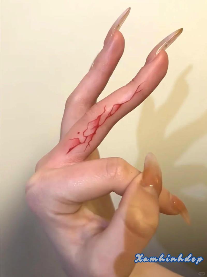hình xăm ngón tay nổi bật.