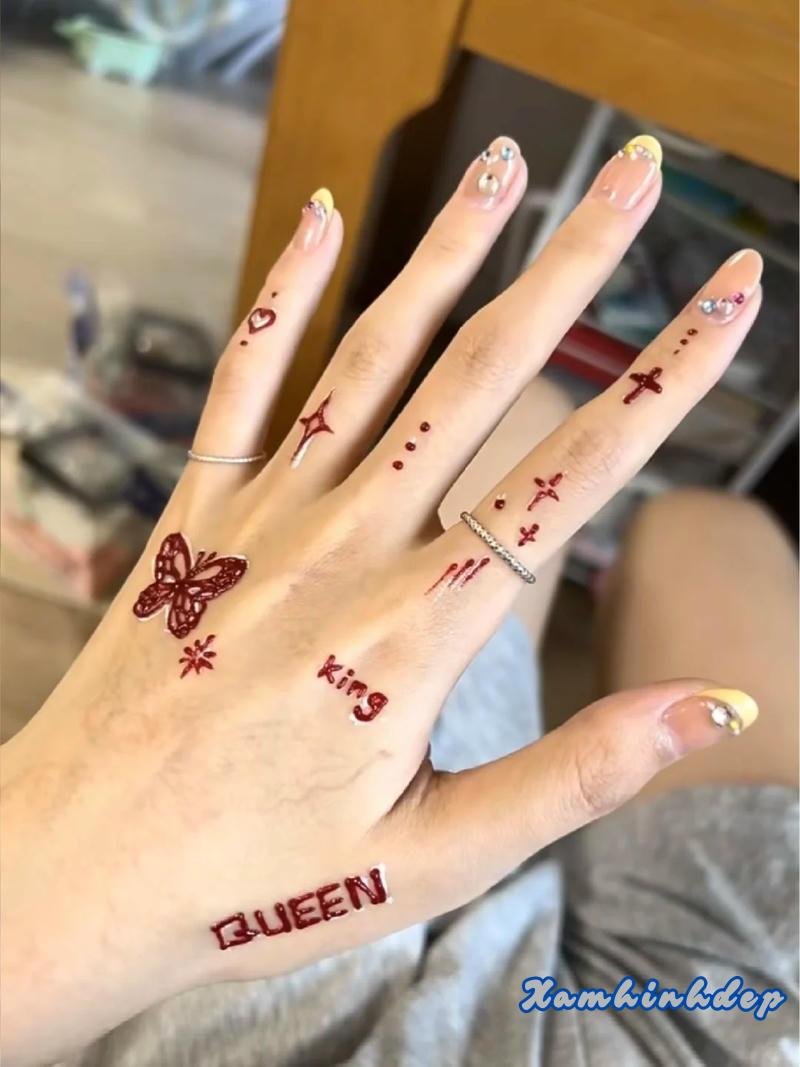 hình xăm ngón tay sắc nét.