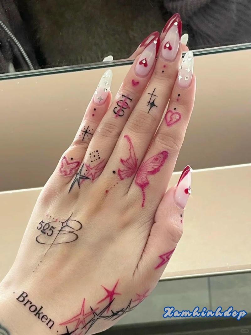 hình xăm ngón tay thu hút.