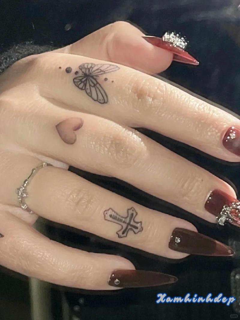 hình xăm ngón tay tinh xảo.