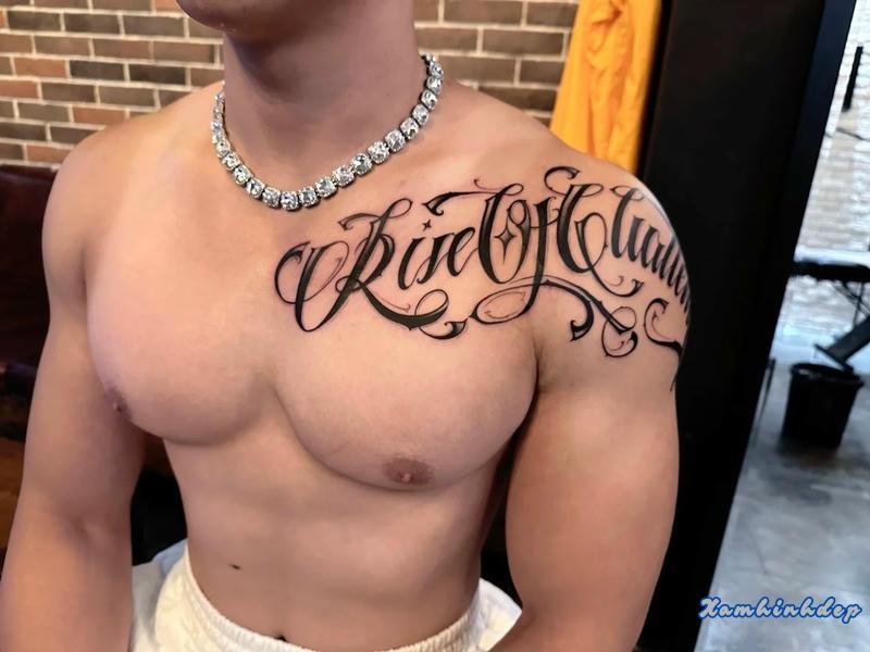 hình xăm ngực nam nghệ thuật.