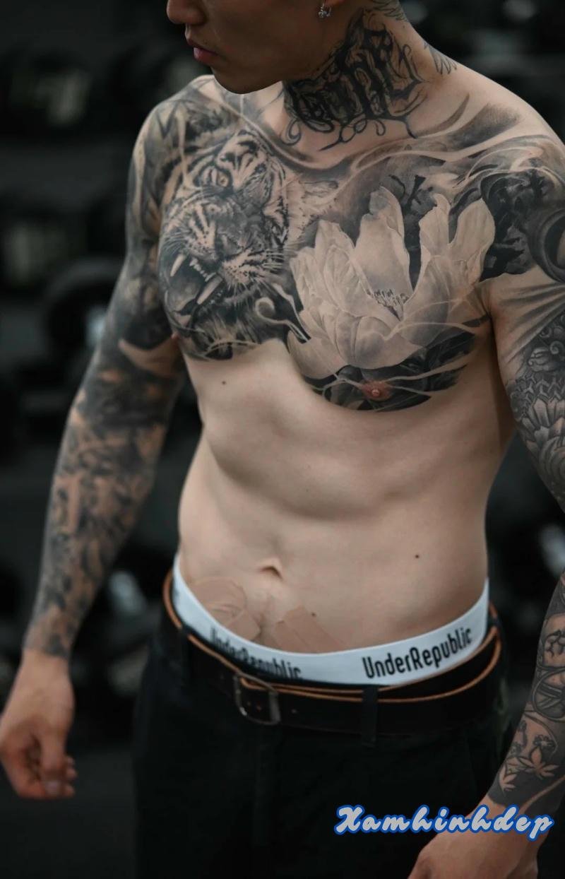 hình xăm ngực nam thời thượng.