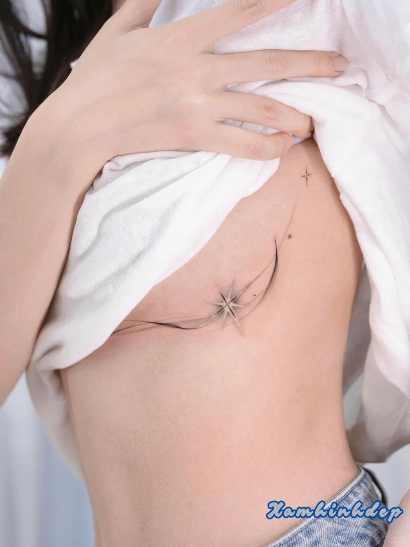 hình xăm ngực nữ đẹp tinh tế.